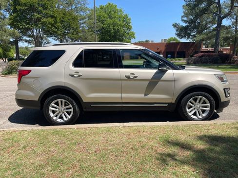 Used 2017 Ford Explorer XLT w/ Equipment Group 201A image 6