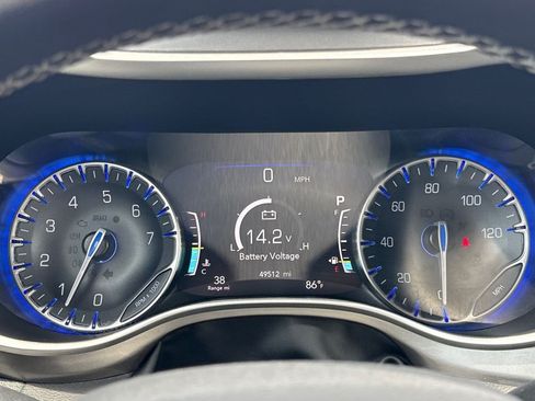 Used 2023 Chrysler Pacifica Touring-L AWD/4WD image 29