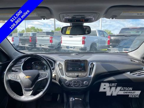 Used 2018 Chevrolet Malibu LT w/ Leather Package FWD image 17