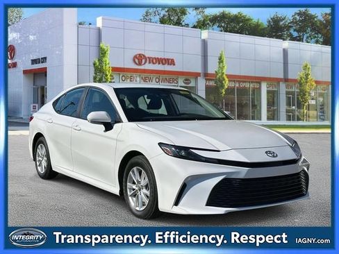 Used 2025 Toyota Camry LE image 1
