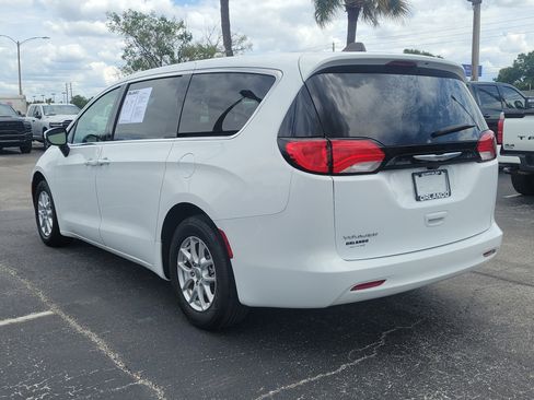 Used 2023 Chrysler Voyager LX FWD image 5