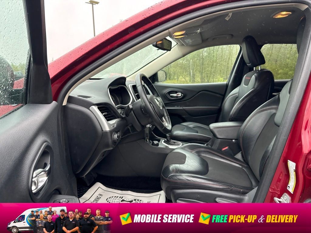 Used 2017 Jeep Cherokee Trailhawk AWD/4WD image 21