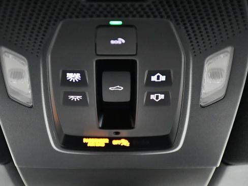 Certified 2025 Porsche Macan 4S Electric AWD/4WD image 22