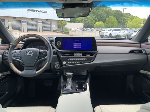 Used 2024 Lexus ES 300h w/ Technology Package FWD image 30