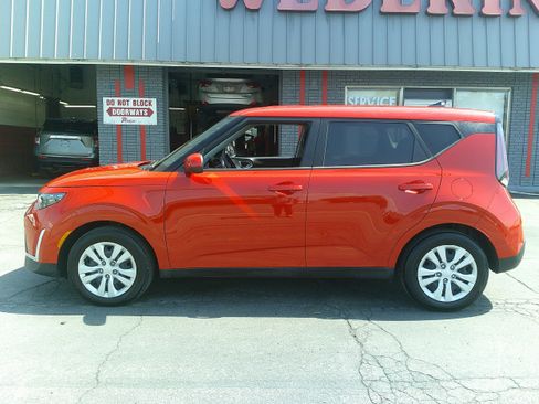 Used 2023 Kia Soul LX FWD image 2