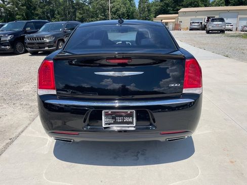 Used 2017 Chrysler 300 Limited RWD image 6