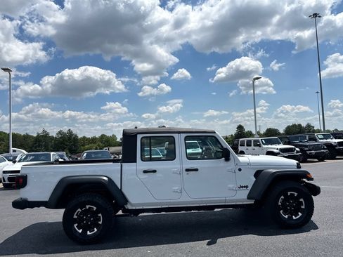 Used 2025 Jeep Gladiator Sport AWD/4WD image 2