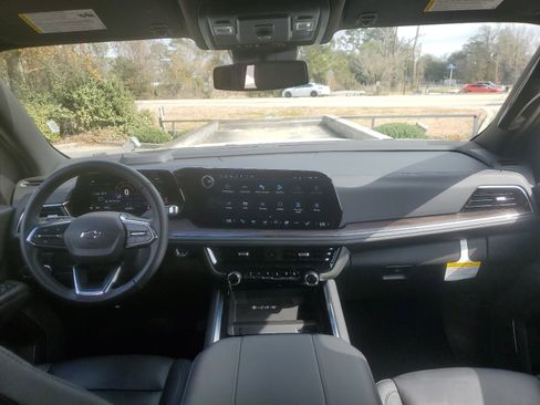 Used 2025 Chevrolet Suburban Z71 image 9