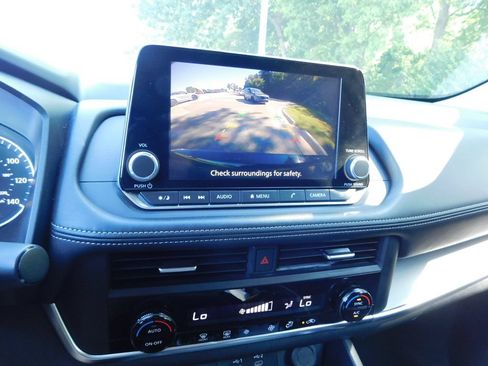 Used 2025 Nissan Rogue SV FWD image 9