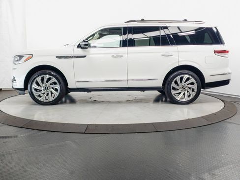 Used 2024 Lincoln Navigator Reserve AWD/4WD image 4