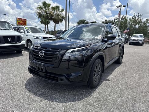 Certified 2024 Nissan Pathfinder SV w/ Black Appearance Package FWD image 8