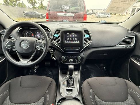 Used 2019 Jeep Cherokee Latitude w/ Popular Appearance Group FWD image 3
