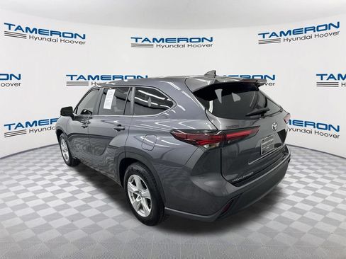 Used 2024 Toyota Highlander LE FWD image 3