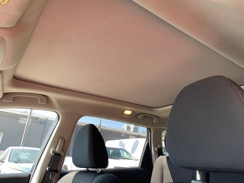 Used 2017 Nissan Rogue SV AWD/4WD image 37