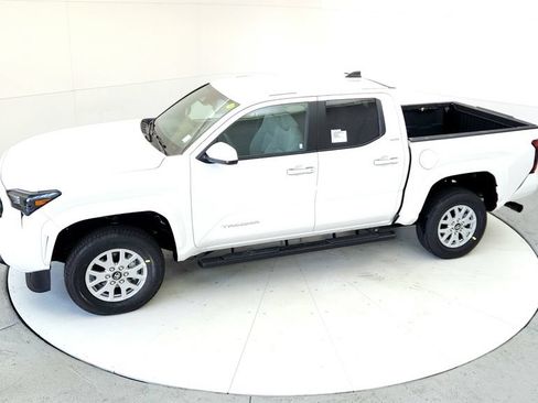 Used 2025 Toyota Tacoma SR5 AWD/4WD image 14