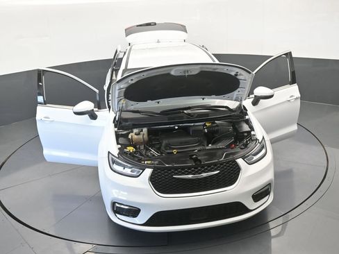 Used 2023 Chrysler Pacifica Touring-L image 73