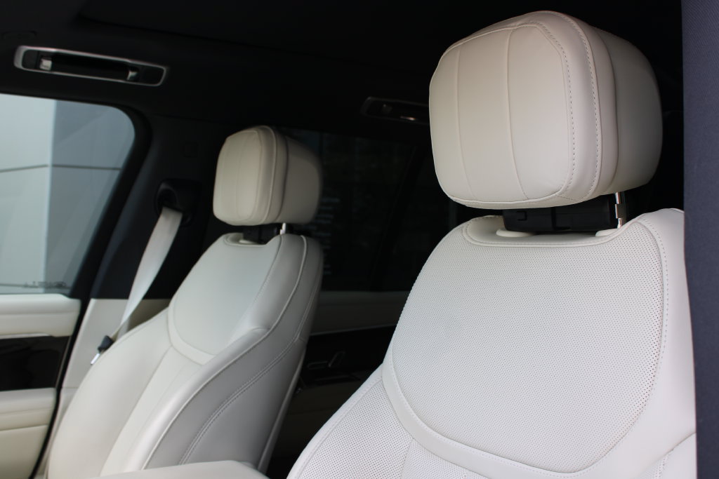 Used 2025 Land Rover Range Rover SE AWD/4WD image 7