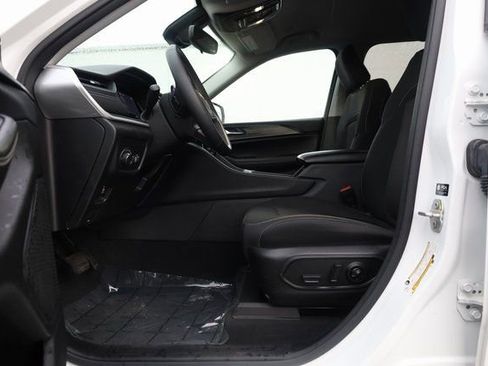 Used 2023 Jeep Grand Cherokee Laredo image 11