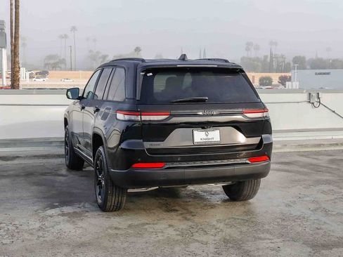 New 2025 Jeep Grand Cherokee Altitude image 7