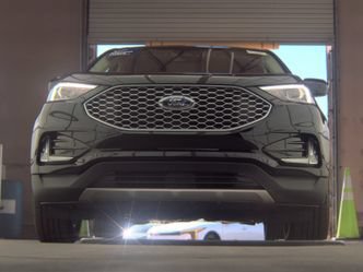 Used 2024 Ford Edge SEL w/ Convenience Package AWD/4WD image 3