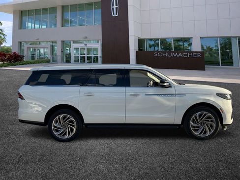 New 2026 Lincoln Navigator L Premier AWD/4WD image 8