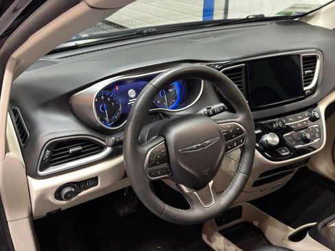 Used 2024 Chrysler Pacifica Touring-L image 19