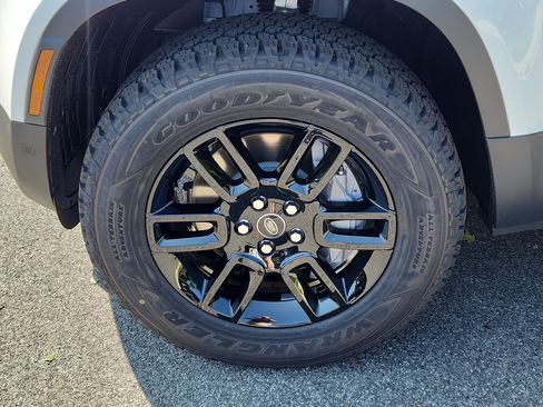 Used 2025 Land Rover Defender 130 S image 9