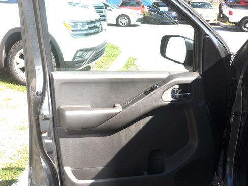 Used 2006 Nissan Frontier SE w/ (P01) Power Pkg RWD image 11