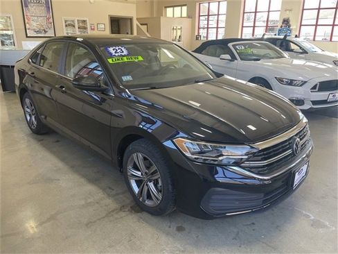 Used 2023 Volkswagen Jetta SE image 9