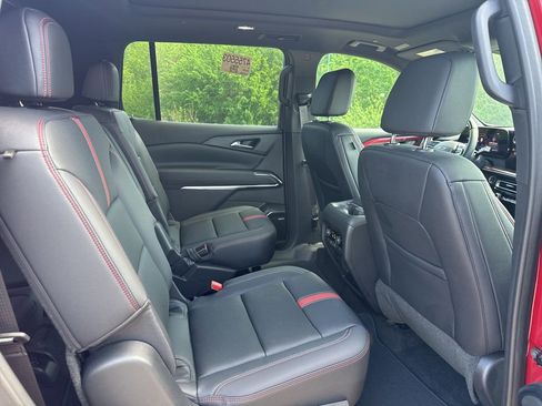 Used 2025 Chevrolet Traverse RS AWD/4WD image 8