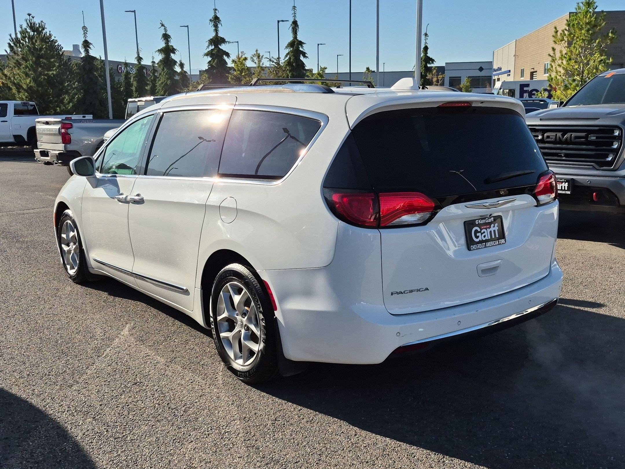 Used 2017 Chrysler Pacifica Touring-L Plus w/ Tire & Wheel Group FWD image 5