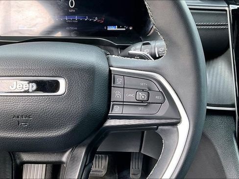 Used 2024 Jeep Grand Cherokee L Laredo image 12