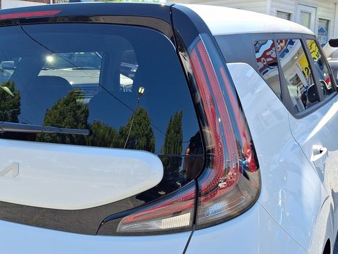 Used 2025 Kia Soul LX w/ LX Technology Package FWD image 11