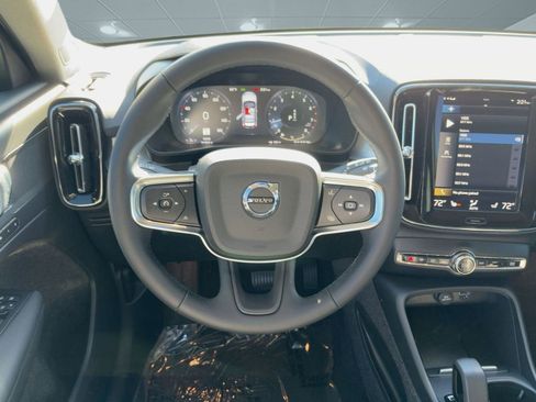 Certified 2022 Volvo XC40 T5 Momentum image 25