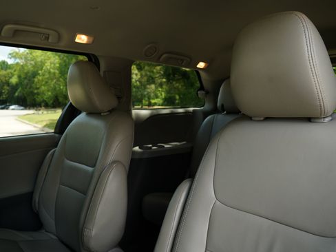 Used 2020 Toyota Sienna L image 18