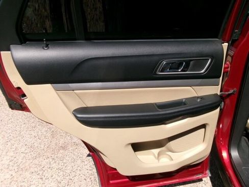 Used 2017 Ford Explorer XLT w/ Equipment Group 201A FWD image 11
