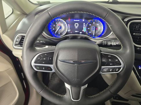 Used 2024 Chrysler Pacifica Touring-L image 29