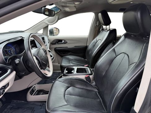 Used 2019 Chrysler Pacifica Limited image 10