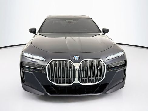 Used 2023 BMW i7 xDrive60 w/ Executive Package 2 AWD/4WD image 2