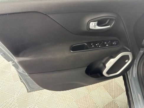 Used 2019 Jeep Renegade Latitude w/ Safety and Security Group FWD image 11