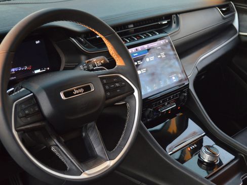 Used 2023 Jeep Grand Cherokee Limited w/ Luxury Tech Group II image 24