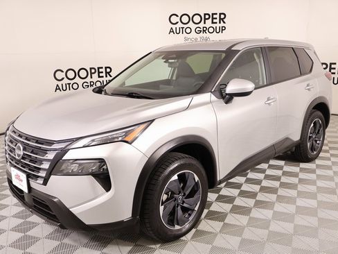 Used 2024 Nissan Rogue SV image 9