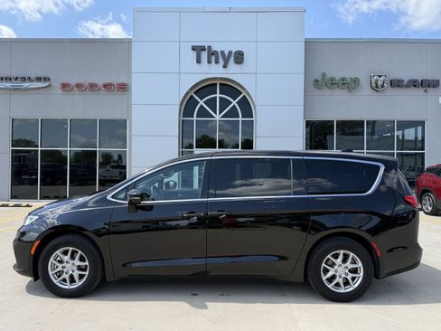 Used 2026 Chrysler Pacifica Select FWD image 31
