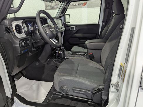 Used 2025 Jeep Wrangler Unlimited Sahara image 14