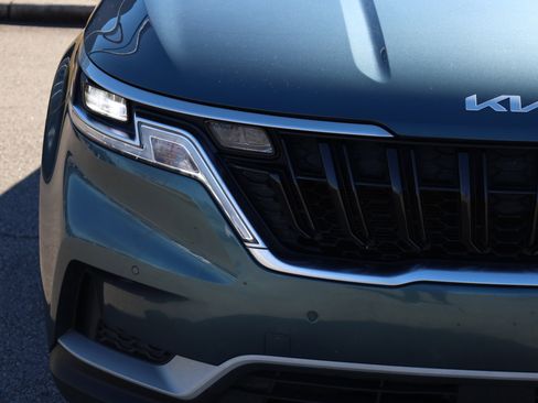 Used 2022 Kia Carnival EX image 28