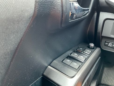 Used 2017 Toyota Tacoma TRD Off-Road w/ Tow Package (A/T) AWD/4WD image 19