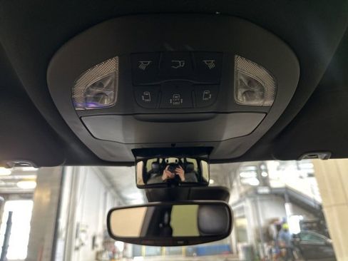 Used 2025 Chrysler Pacifica Select image 29