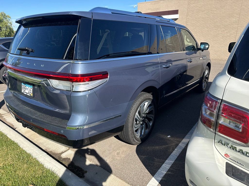 Used 2023 Lincoln Navigator L Reserve AWD/4WD image 4