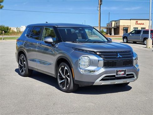 Used 2024 Mitsubishi Outlander SE image 3