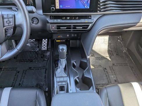 Used 2025 Toyota Camry SE AWD/4WD image 18